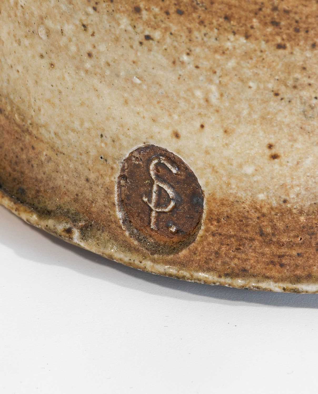 Stephen Parry (b.1950): A Stoneware Jug, wood-fired ash glaze, impressed SP. seal mark, circular - Bild 3 aus 4
