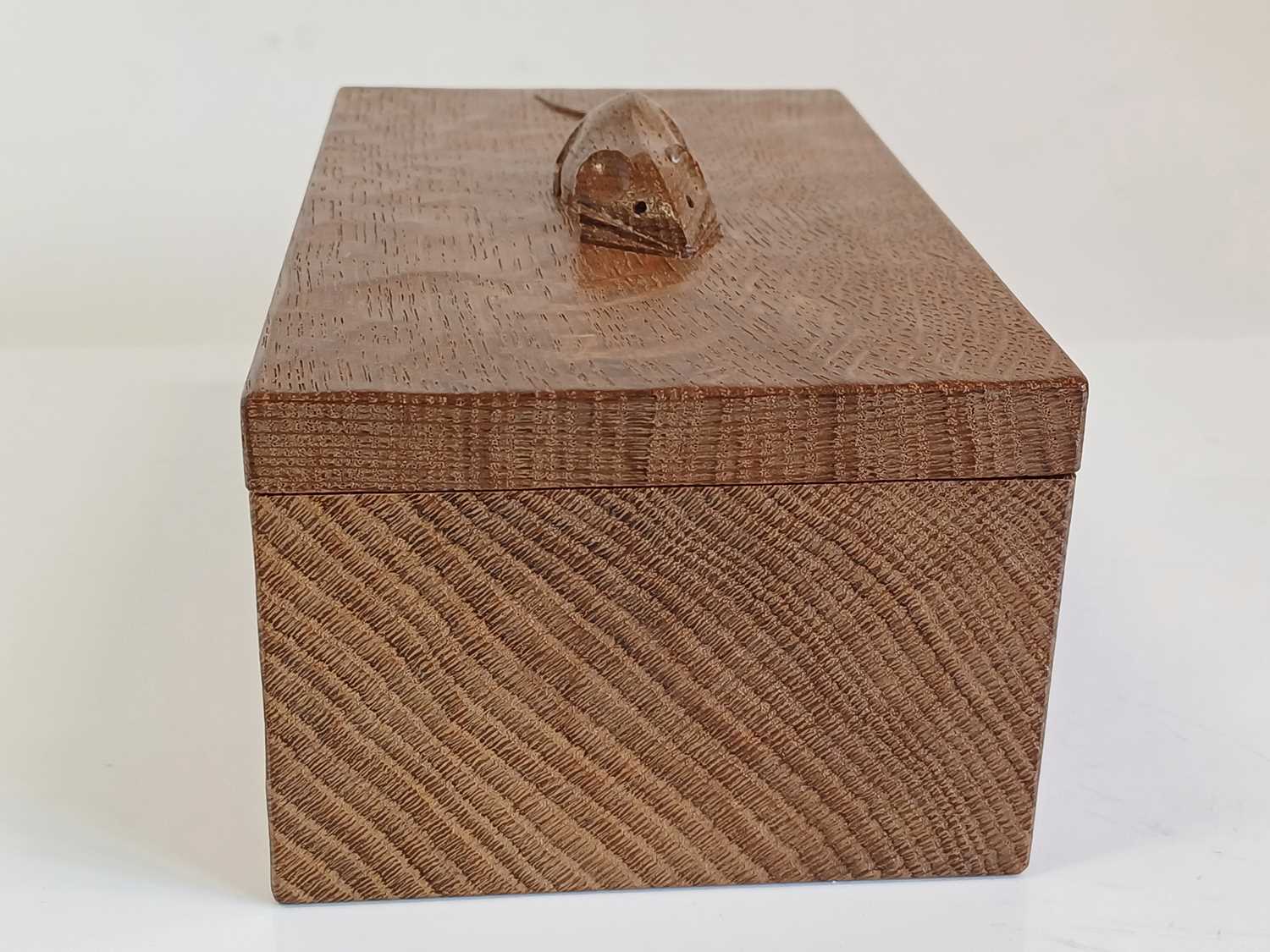 Workshop of Robert Mouseman Thompson (Kilburn): An English Oak Trinket Box and Cover, of rectangular - Bild 6 aus 9