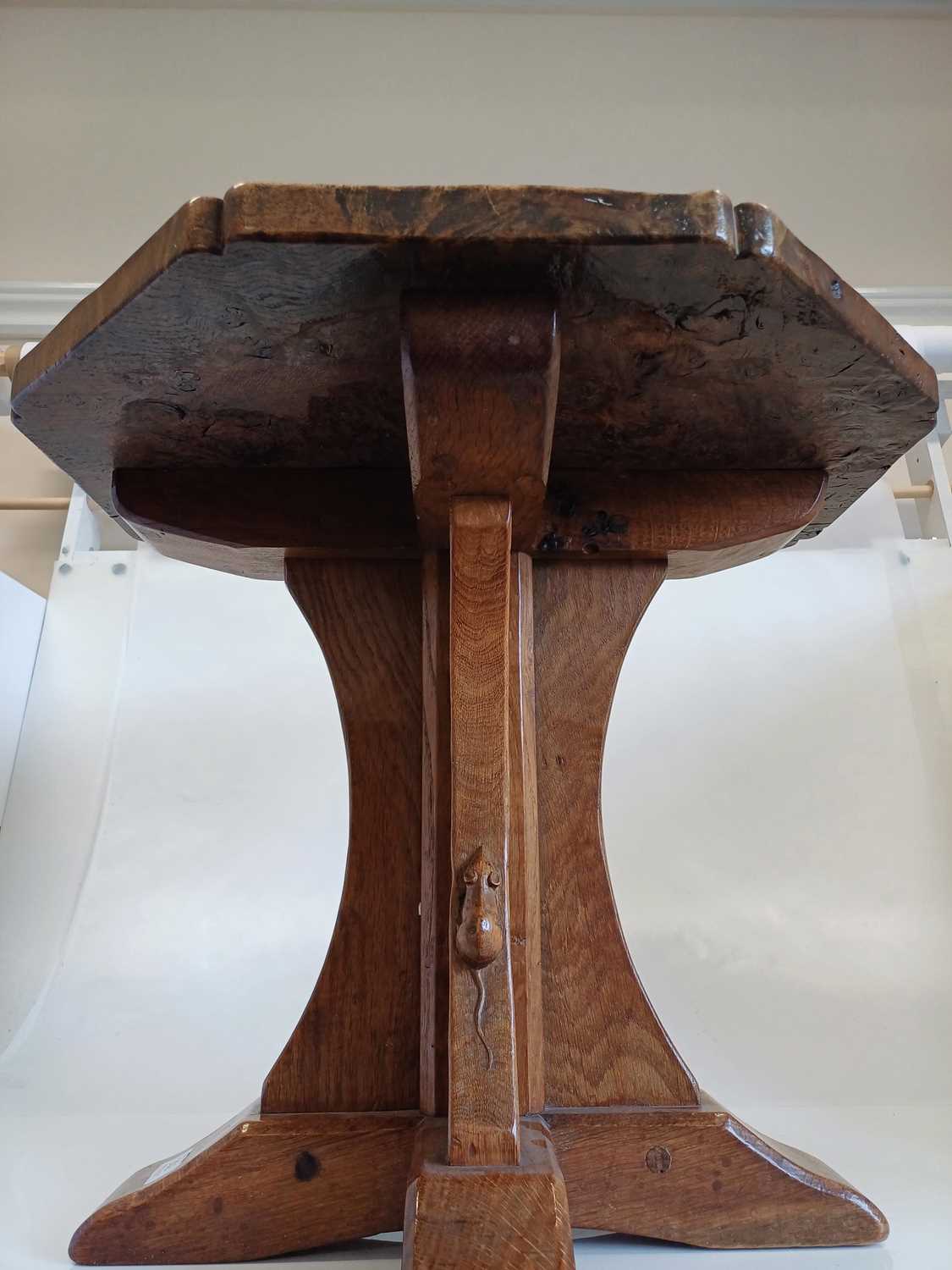 Robert Mouseman Thompson (1876-1955): A Burr Oak Octagonal Coffee Table, 1930s, with mouse tails - Bild 9 aus 16