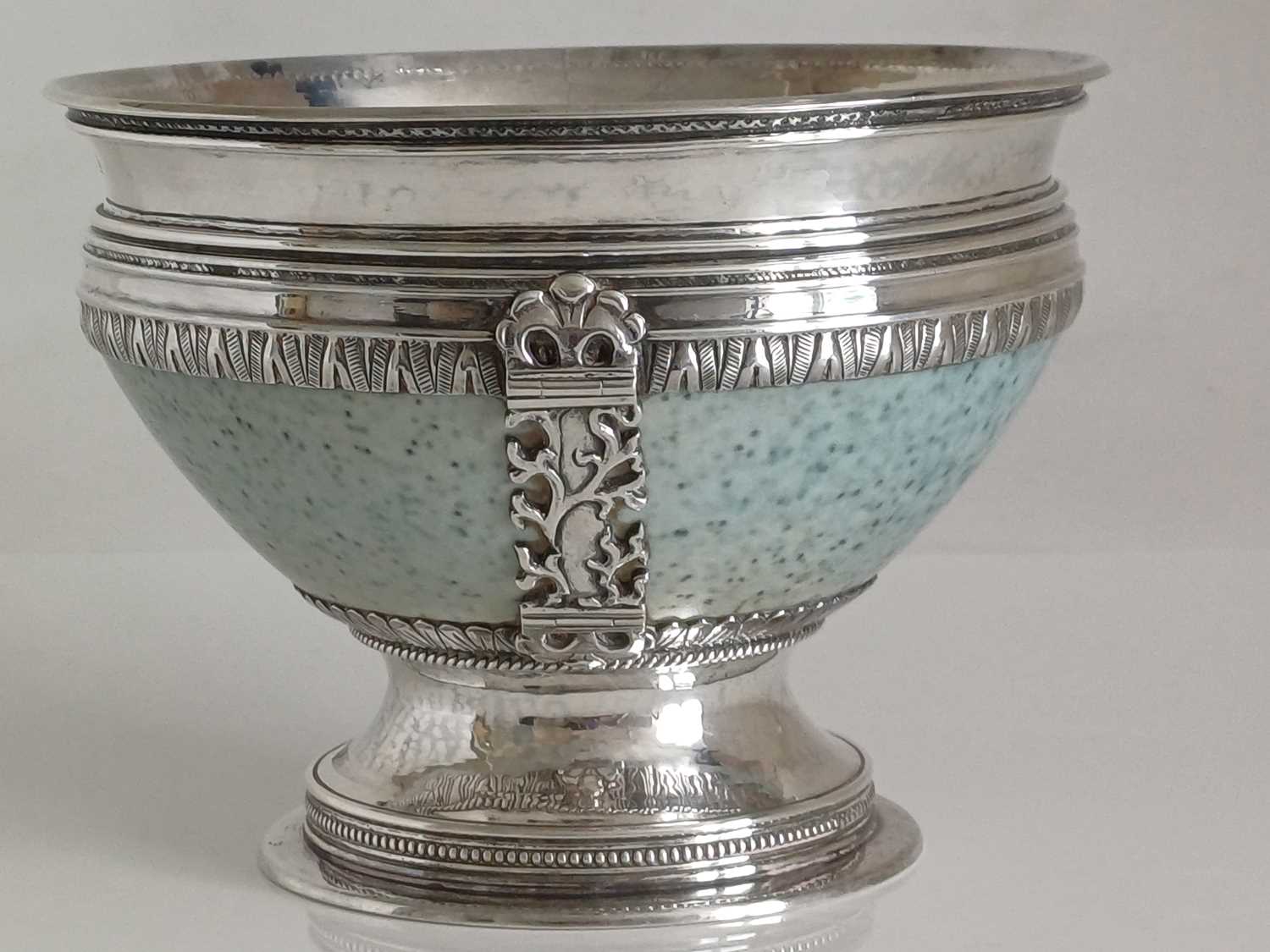 An Arts and Crafts Silver Mounted Ruskin Pottery Pedestal Bowl, the silver mounts by A.E. Jones, - Bild 25 aus 27