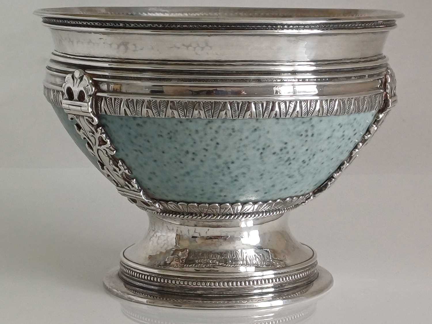 An Arts and Crafts Silver Mounted Ruskin Pottery Pedestal Bowl, the silver mounts by A.E. Jones, - Bild 23 aus 27