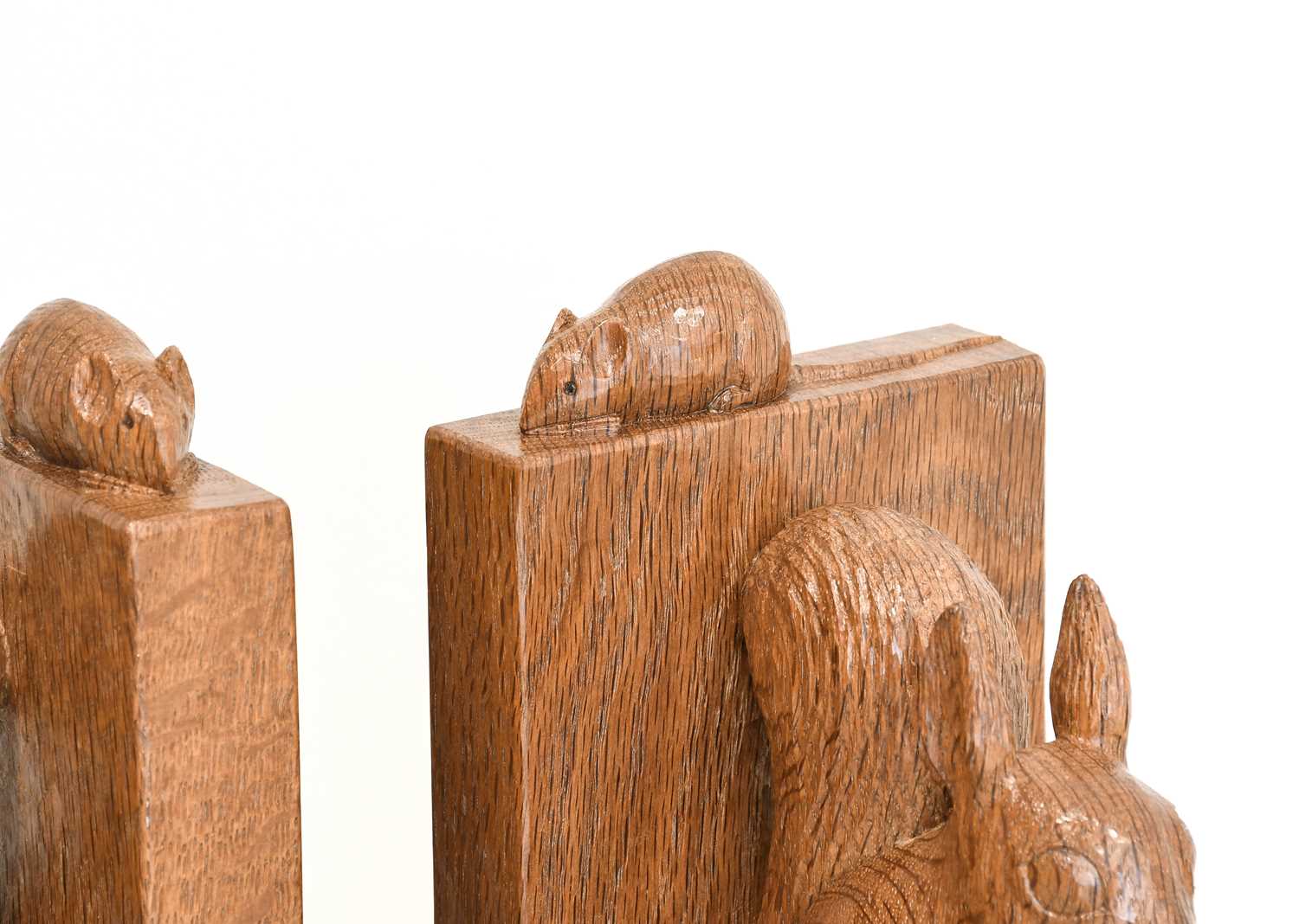 Workshop of Robert Mouseman Thompson (Kilburn): A Pair of Carved English Oak Red Squirrel - Bild 2 aus 2