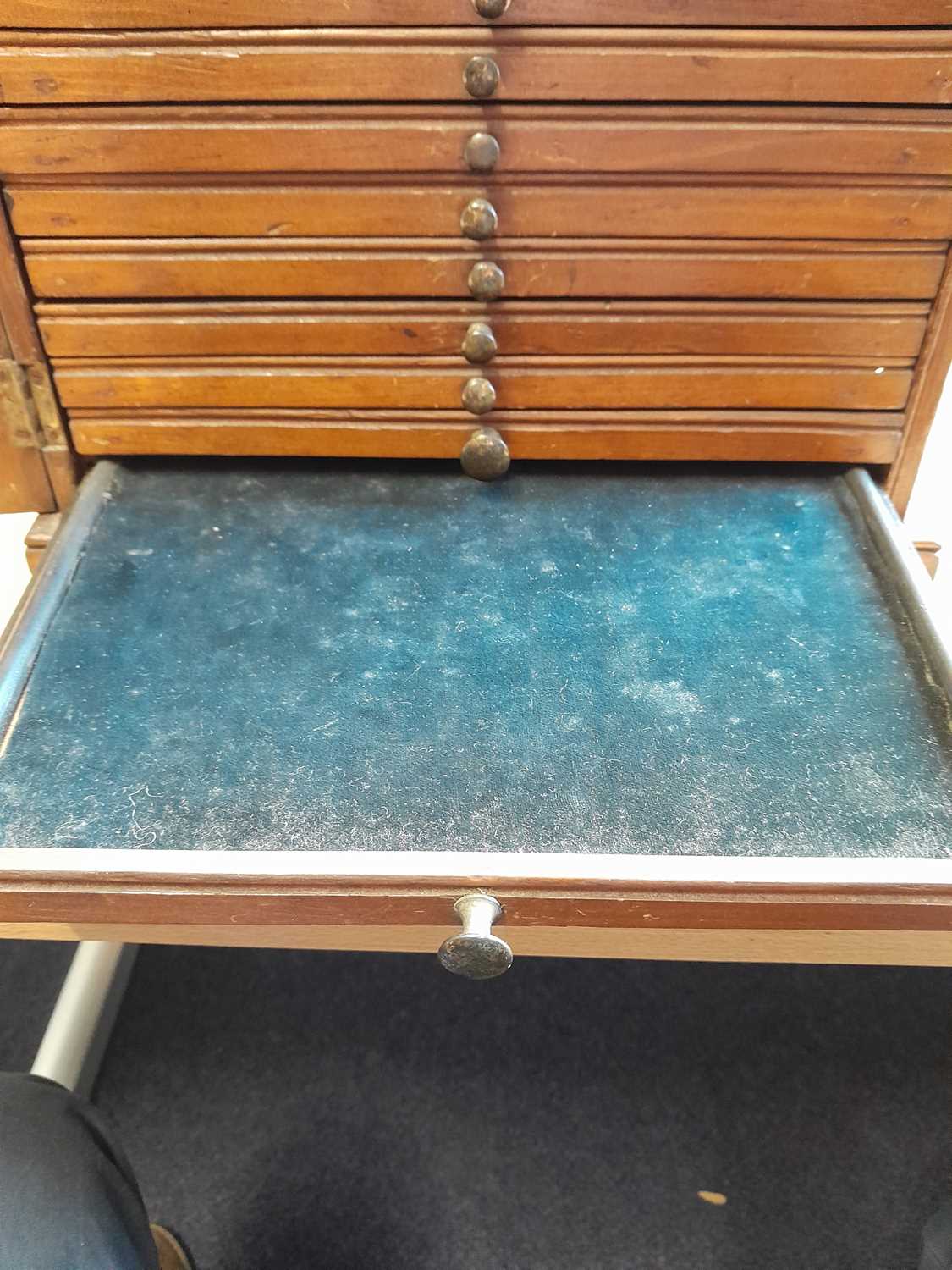 Walnut Collectors Cabinet, late Victorian, with 18x felt lined drawers and lockable stile, no key - Image 4 of 8