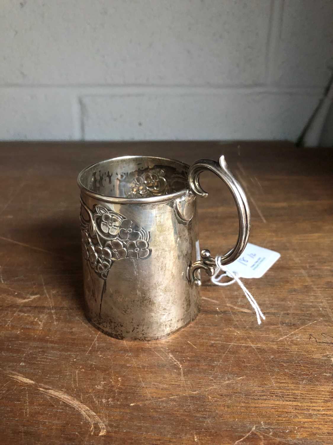 Two Victorian Silver Christening-Mugs, One by William Hutton and Sons, Birmingham, 1900, Probably - Bild 7 aus 7