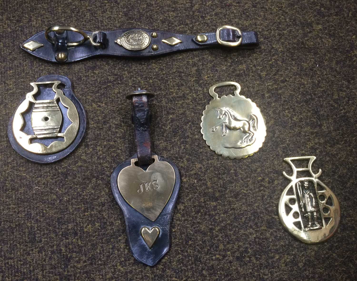 A Collection of Various Brass Wares, including a pair of hames, assorted horse brasses, a mounted - Image 4 of 6