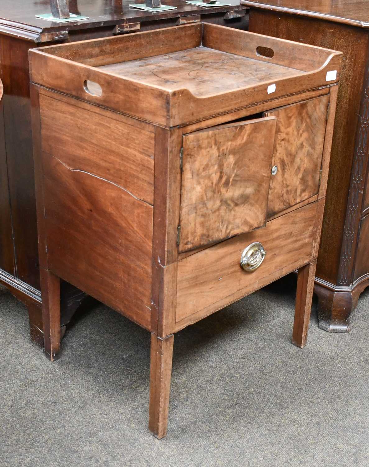 A Georgian Style Serpentine Mahogany Chest of Drawers, with brushing slide above four graduated - Image 3 of 3