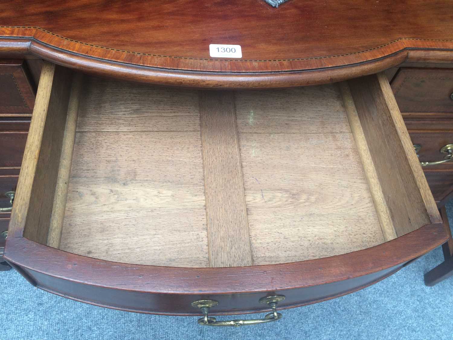 An Edwardian Cross-banded Mahogany Inlaid Desk, the bow front above a recess fitted with a - Image 6 of 8
