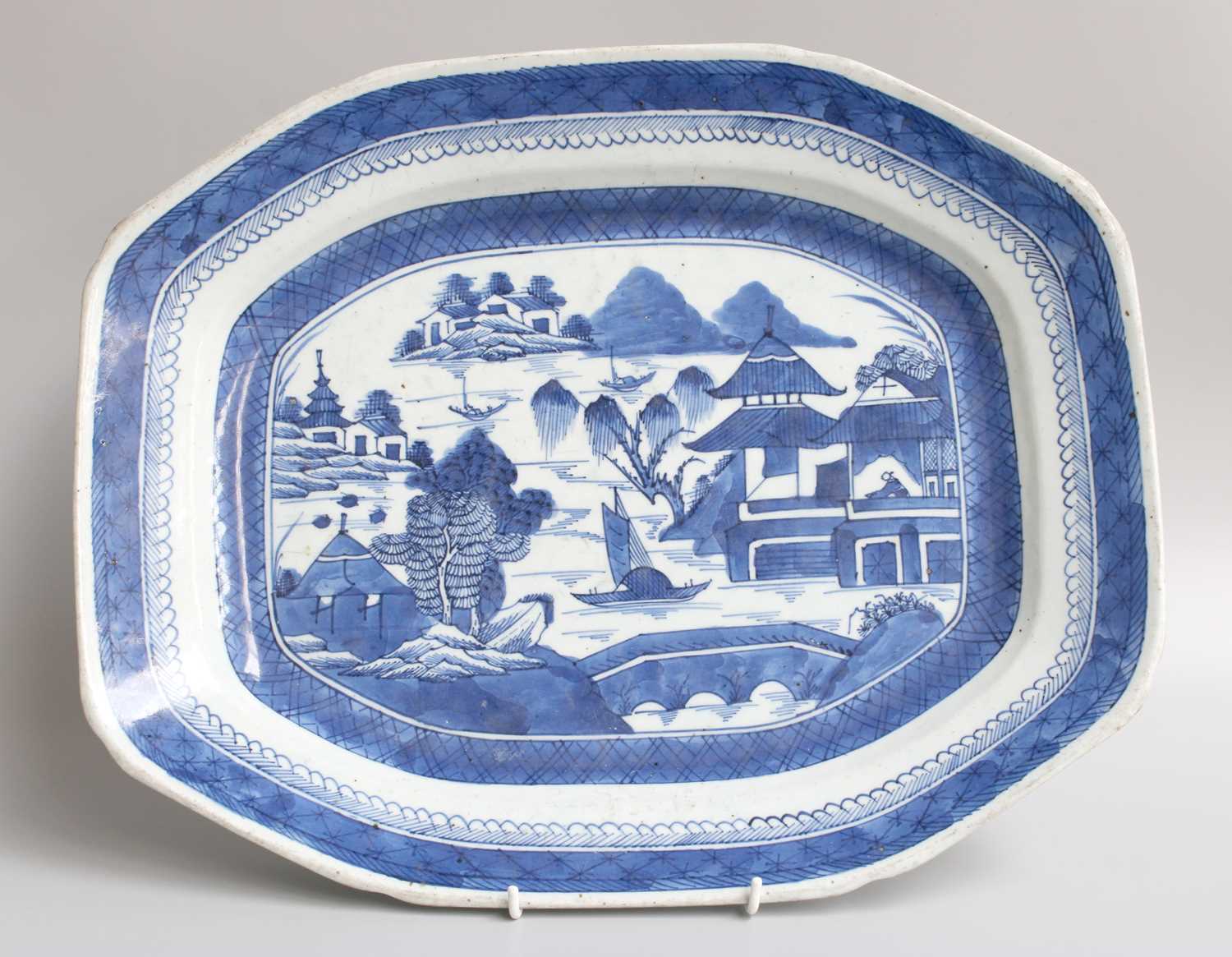 Chinese Ceramics, to include an 18th century blue and white export ware sauce boat, a 19th century - Image 4 of 14