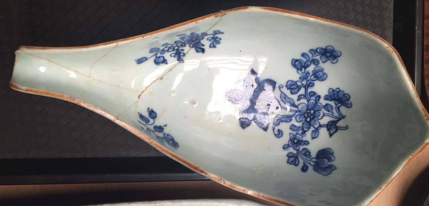 Chinese Ceramics, to include an 18th century blue and white export ware sauce boat, a 19th century - Image 6 of 14