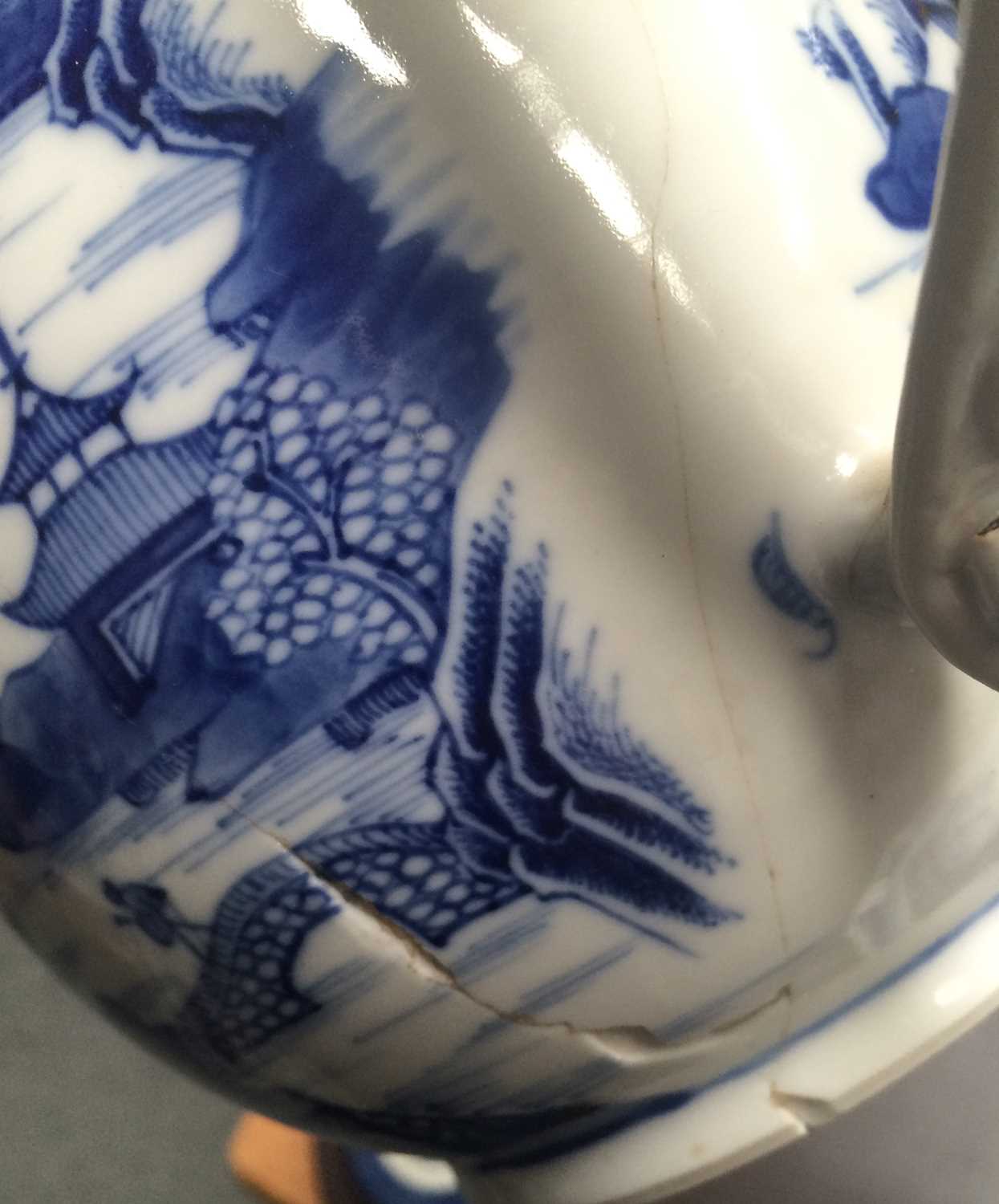 Chinese Ceramics, to include an 18th century blue and white export ware sauce boat, a 19th century - Image 9 of 14