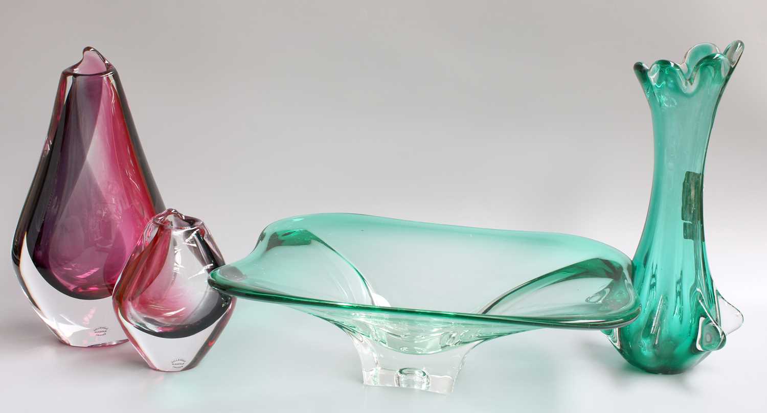 A Group of 20th Century Glass, including Swedish Gullaskruf cased glass vases, Murano dish, Art Deco - Image 2 of 3