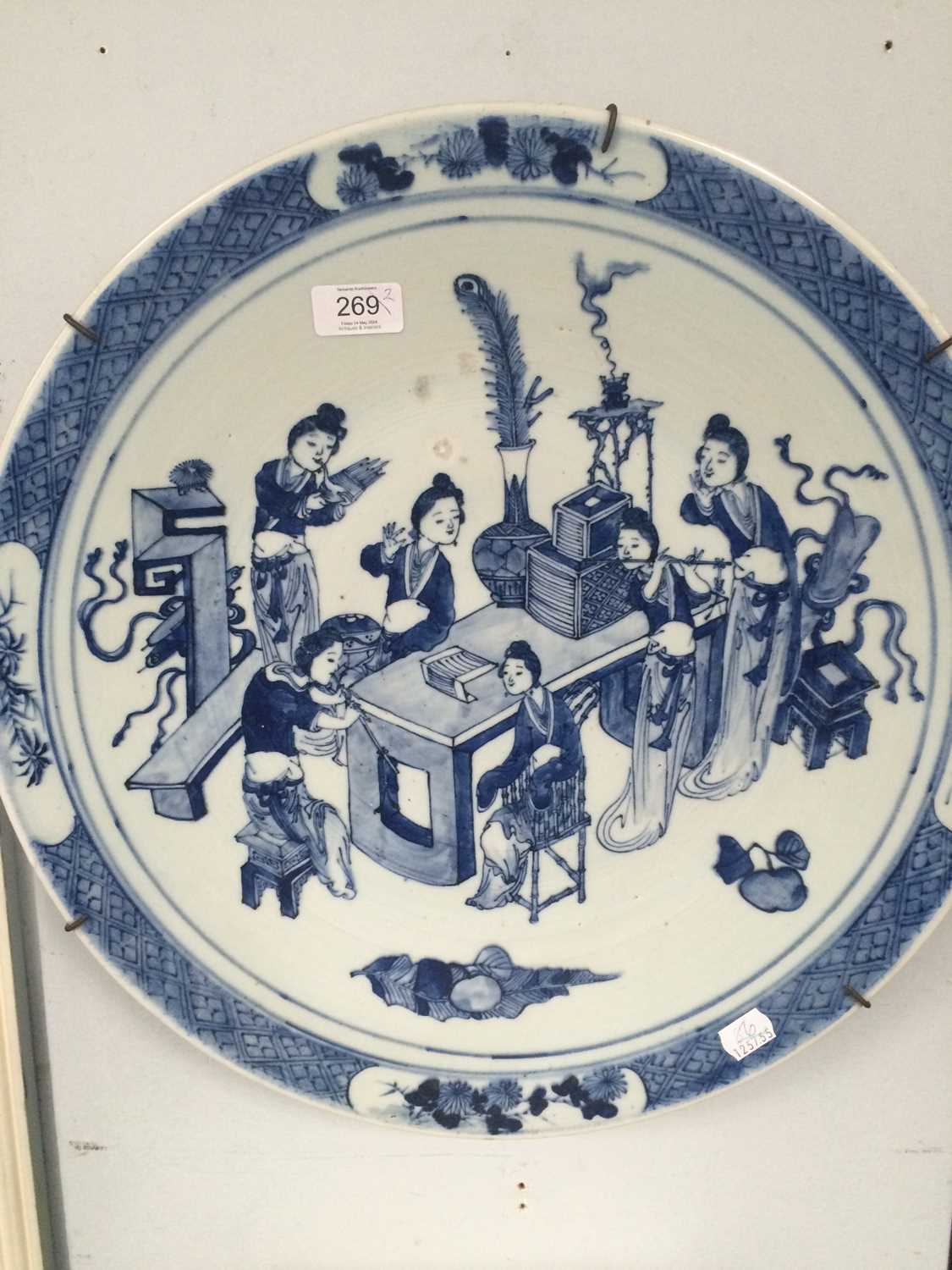 A Pair of Chinese Porcelain "Ladies" Chargers, Qing dynasty, painted in underglaze blue with figures - Image 7 of 7