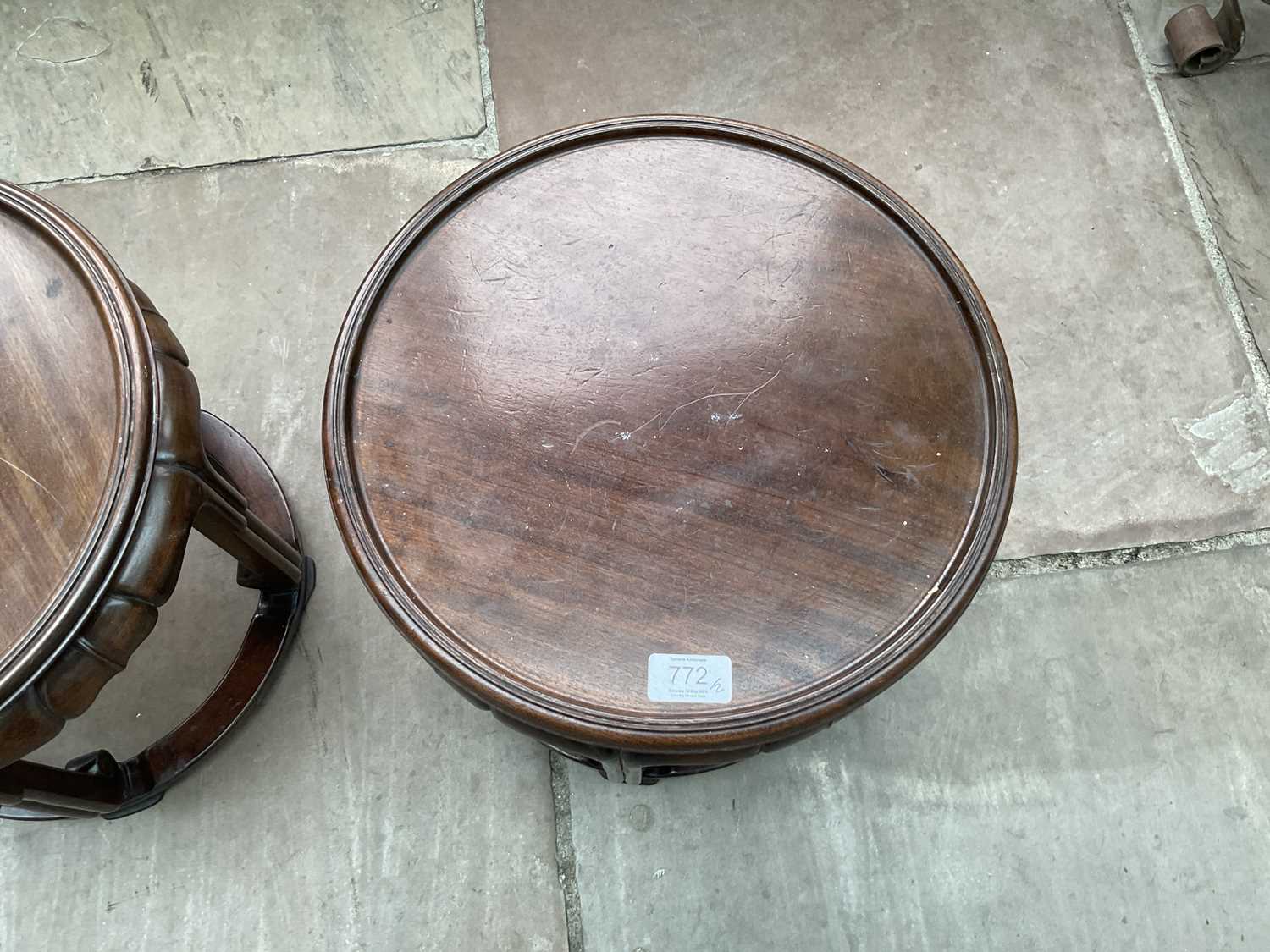 A Pair of Early 20th Century Chinese Circular Hardwood Plant Stands, the moulded dished tops above - Bild 3 aus 4