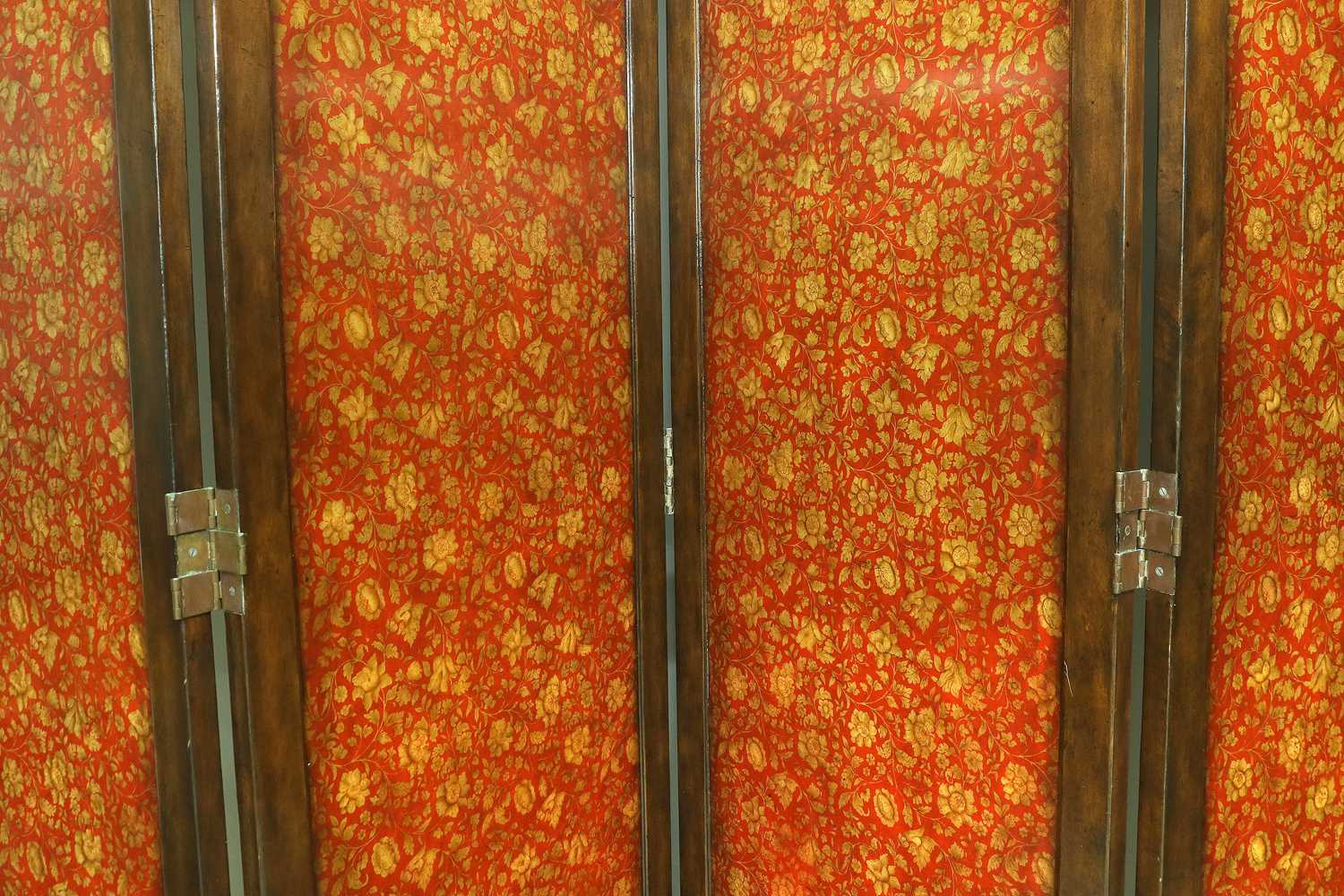 A Reproduction Four-Leaf Mahogany or Hardwood Dressing Screen, modern, each panel decorated with - Bild 2 aus 2