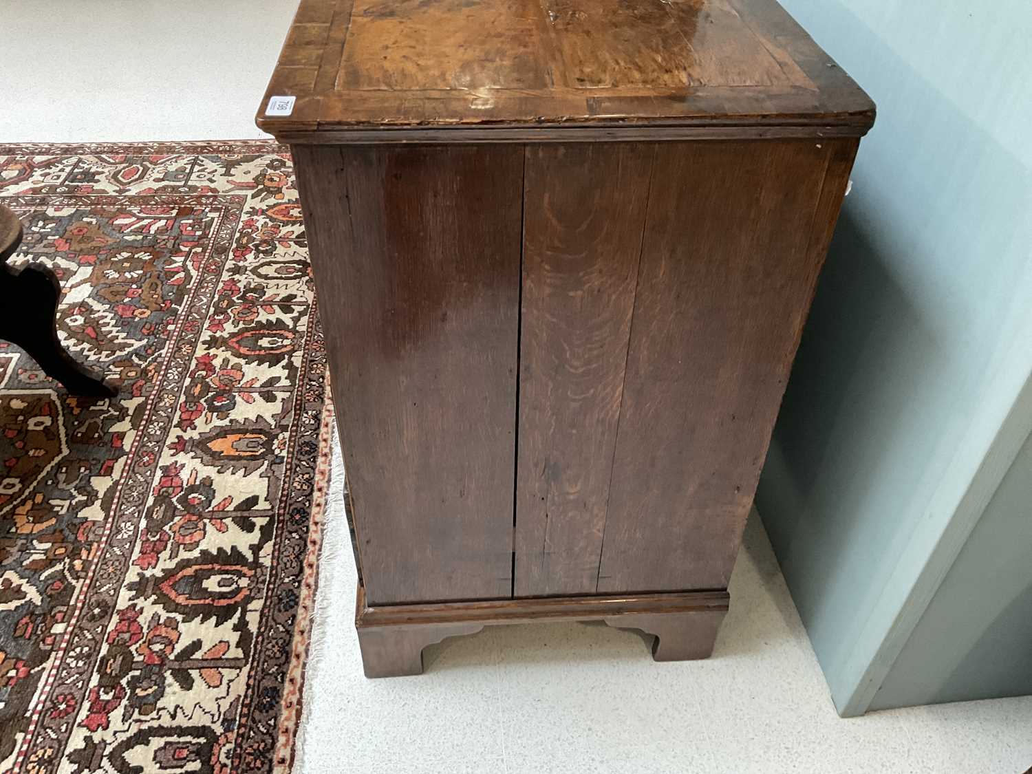 A George II Walnut and Featherbanded Oak-Sided Straight-Front Chest of Drawers, 2nd quarter 18th - Image 5 of 10