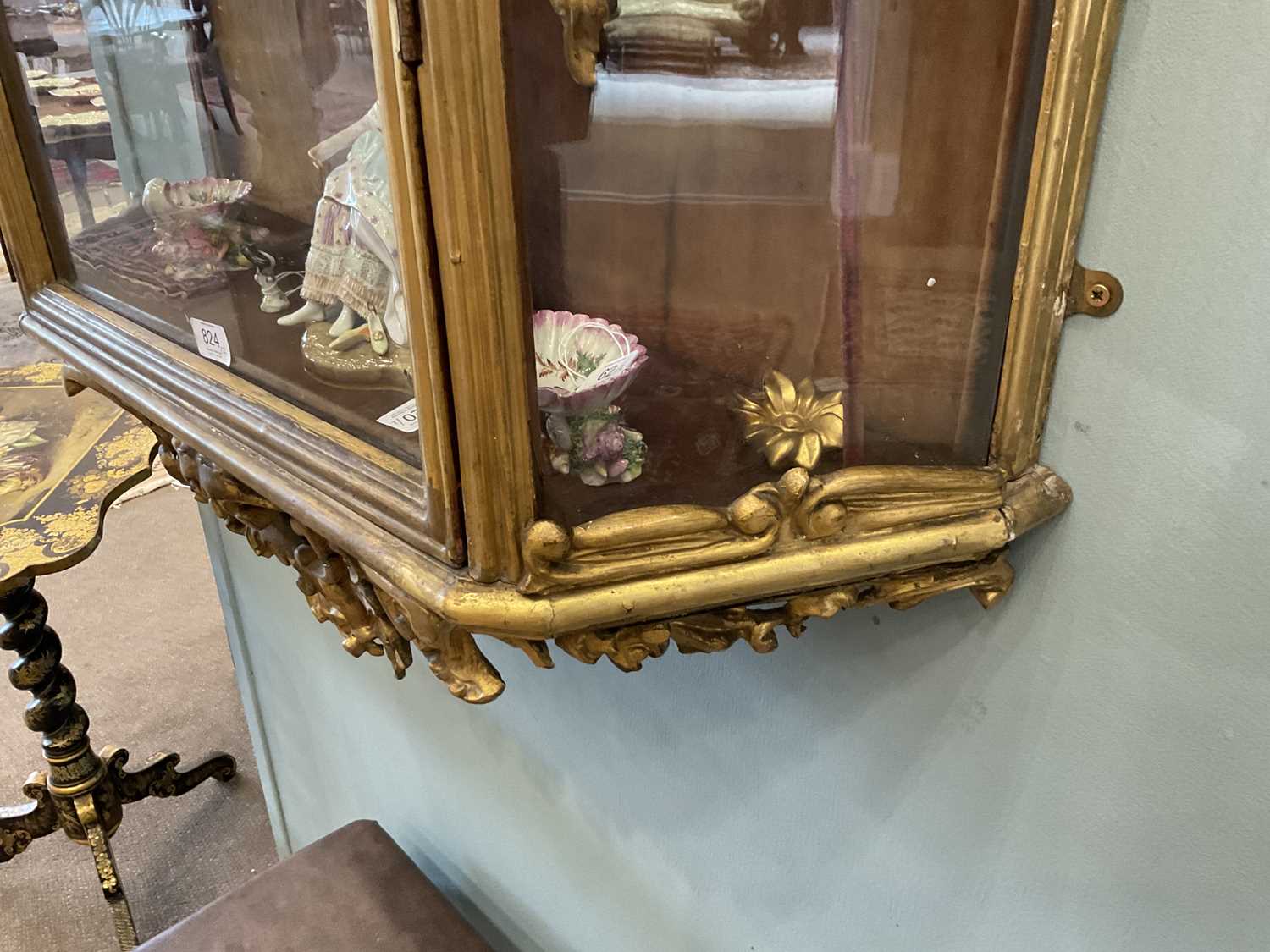 A Pair of Victorian Gilt and Gesso Wall-Mounted Display Cabinets, 2nd half 19th century, the moulded - Bild 10 aus 13