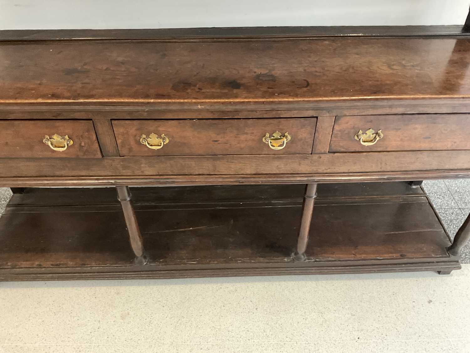 A George III Oak Dresser and Rack, 3rd quarter 18th century, the moulded cornice above iron cup - Bild 4 aus 15