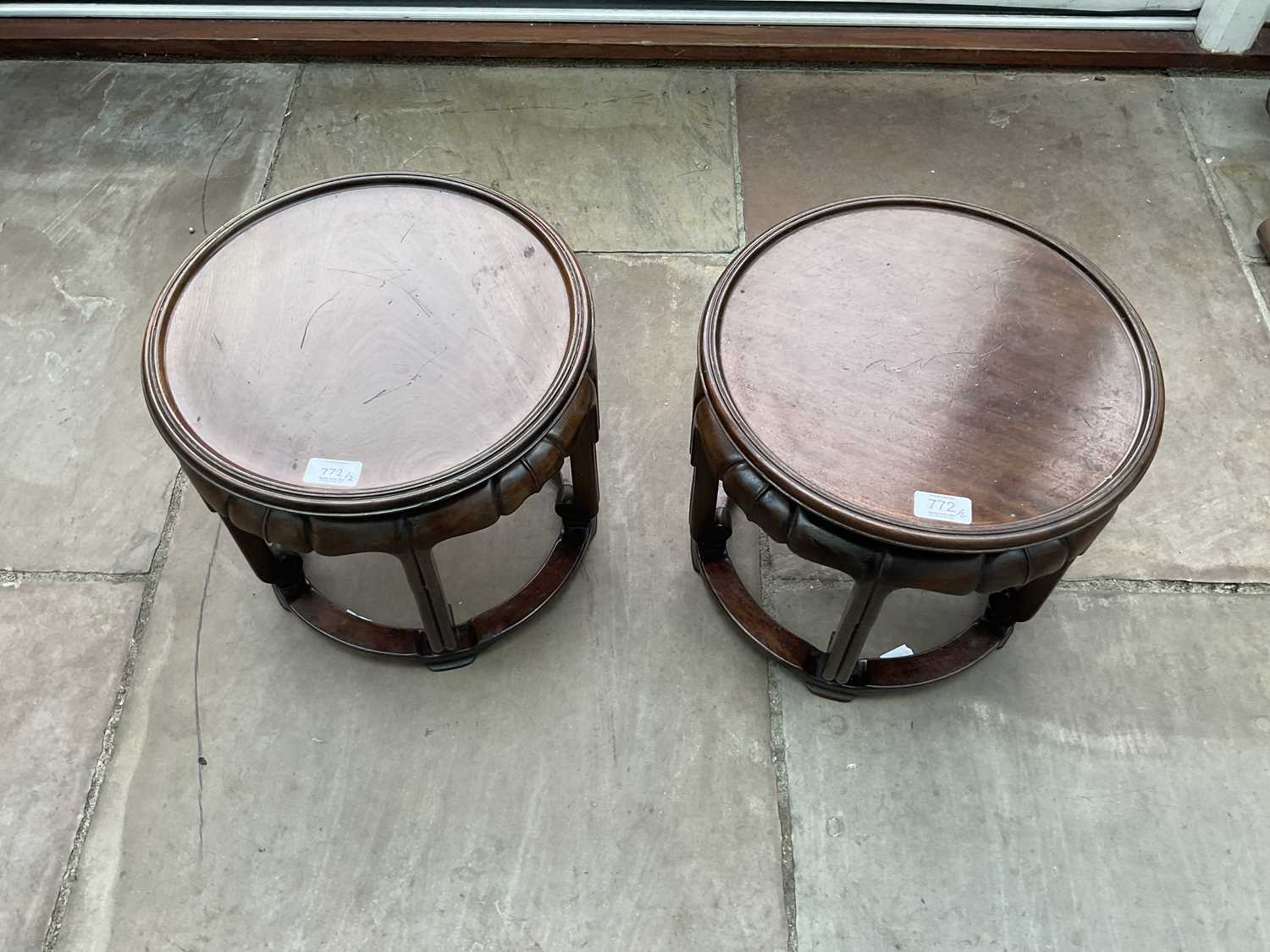 A Pair of Early 20th Century Chinese Circular Hardwood Plant Stands, the moulded dished tops above - Bild 4 aus 4