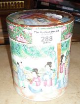 Chinese porcelain Canton cylindrical box with cover, with figures decoration, 12cm high