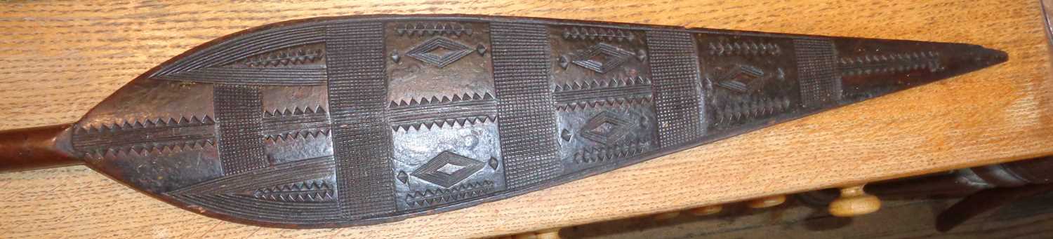 Tribal Art: African leaf paddle with carved decoration - Image 5 of 5