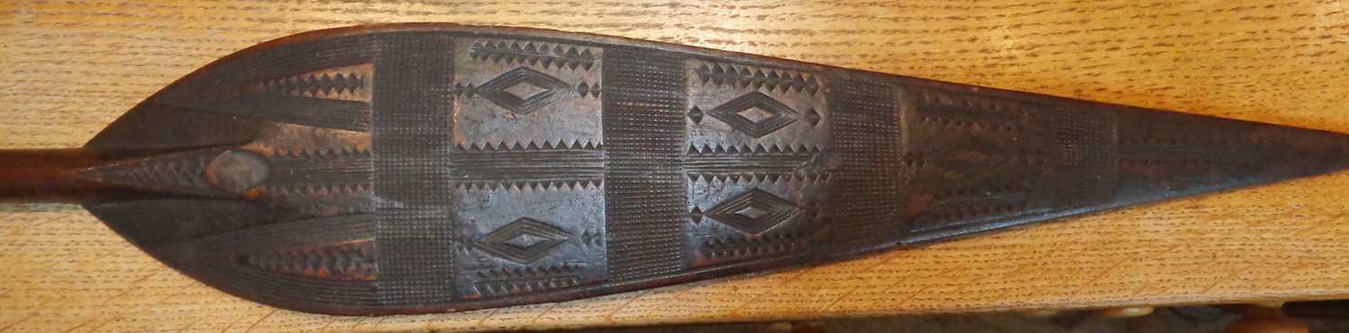 Tribal Art: African leaf paddle with carved decoration - Image 3 of 5