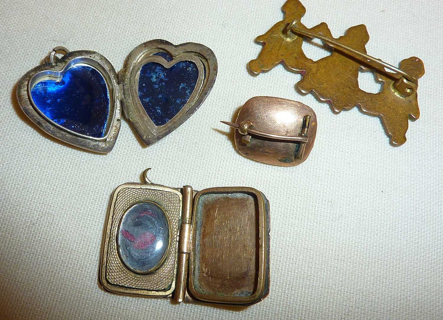 Yellow metal and enamel miniature bible locket (A/F) and other jewellery - Image 3 of 4