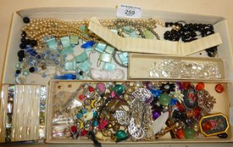 Loose beads and jewellery