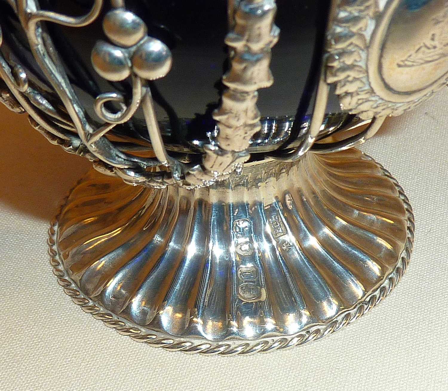 Fine Victorian silver openwork sugar or sweetmeat basket. Decorated with foliate motifs and neo- - Bild 4 aus 8