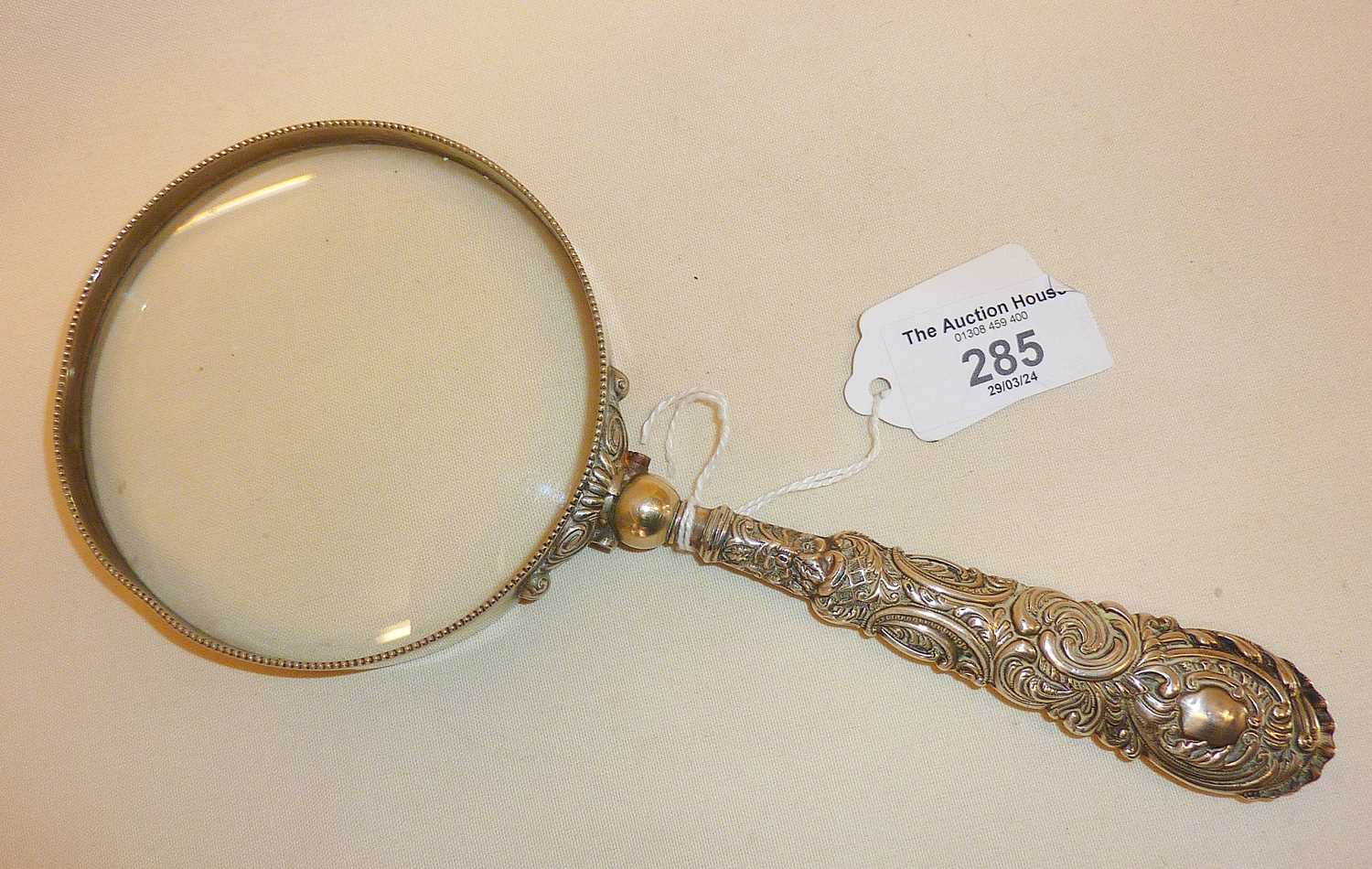 Large Victorian magnifying glass with hallmarked silver handle, approx 10cm dia