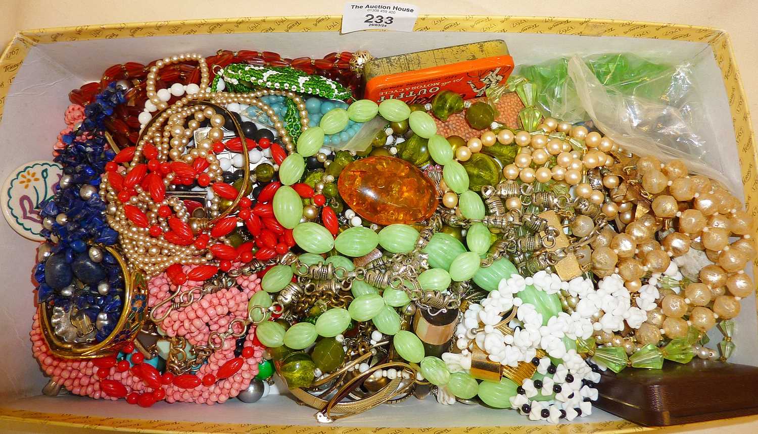 Good quantity vintage costume jewellery