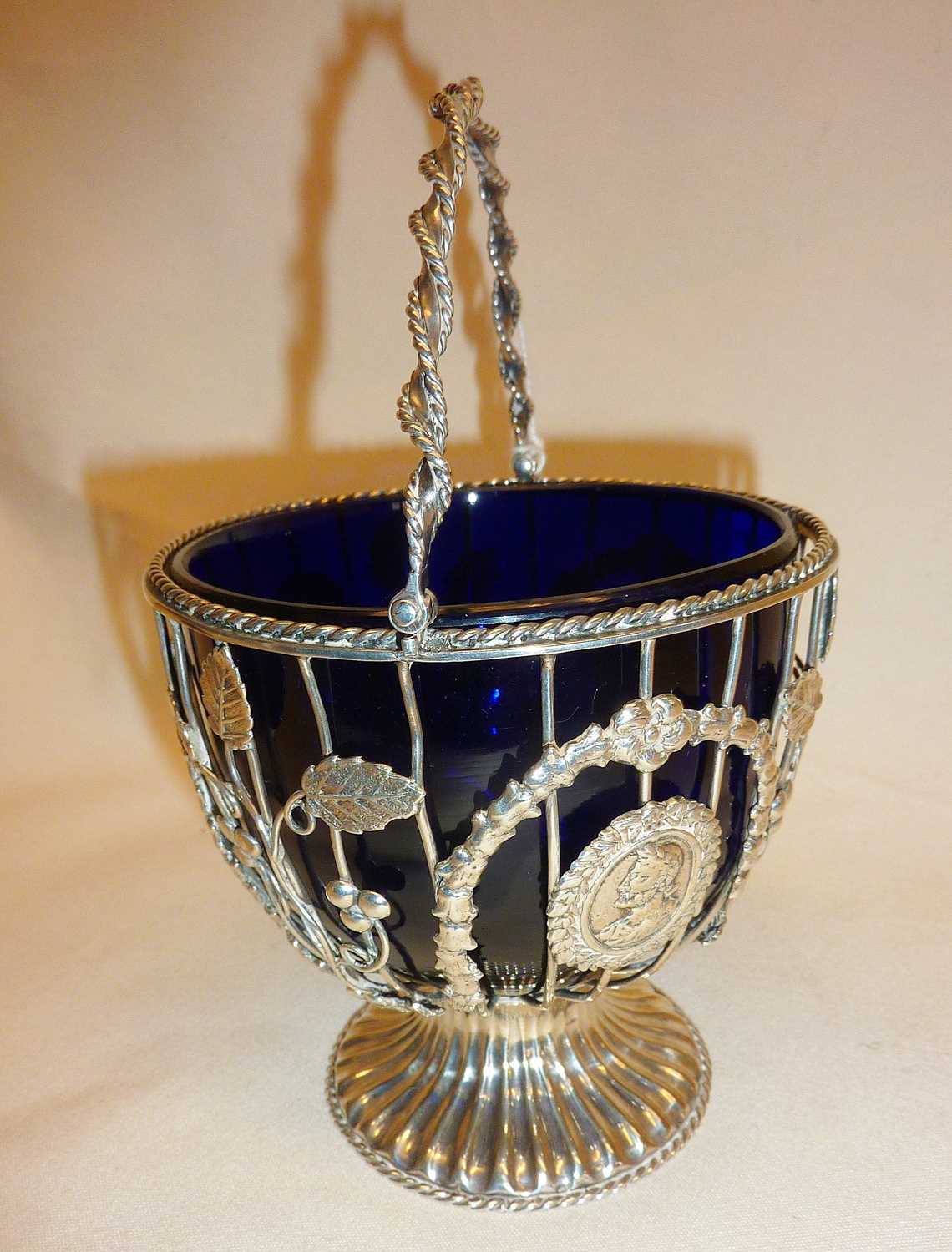 Fine Victorian silver openwork sugar or sweetmeat basket. Decorated with foliate motifs and neo- - Bild 5 aus 8