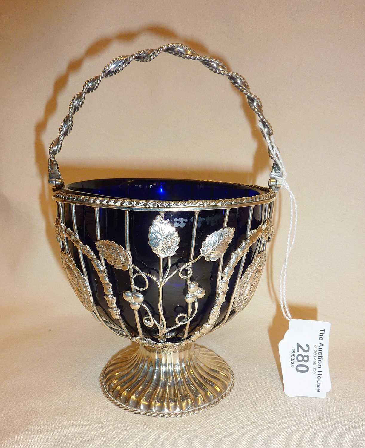 Fine Victorian silver openwork sugar or sweetmeat basket. Decorated with foliate motifs and neo- - Bild 6 aus 8