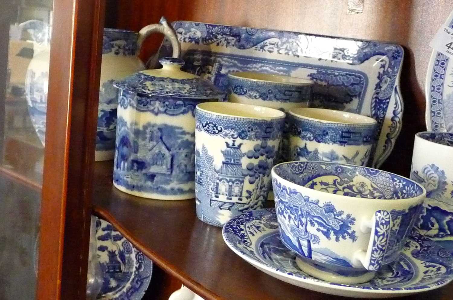 Willow pattern and other blue and white china by various makers, inc. Wedgwood, Spode, Wood & Sons - Bild 3 aus 4