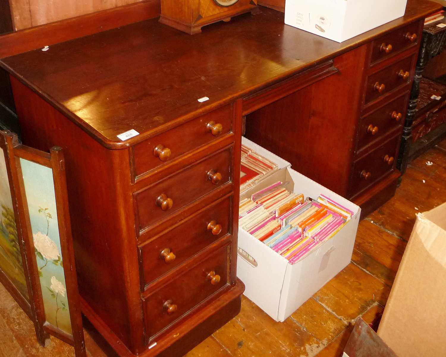 Mahogany kneehole desk with 9 drawers