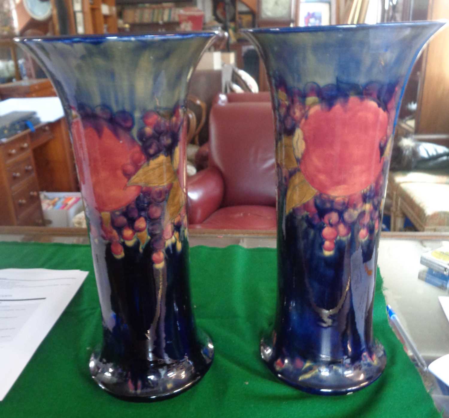 Pair of tall Moorcroft pomegranate vases, 15" tall, impressed stamp - Bild 5 aus 5