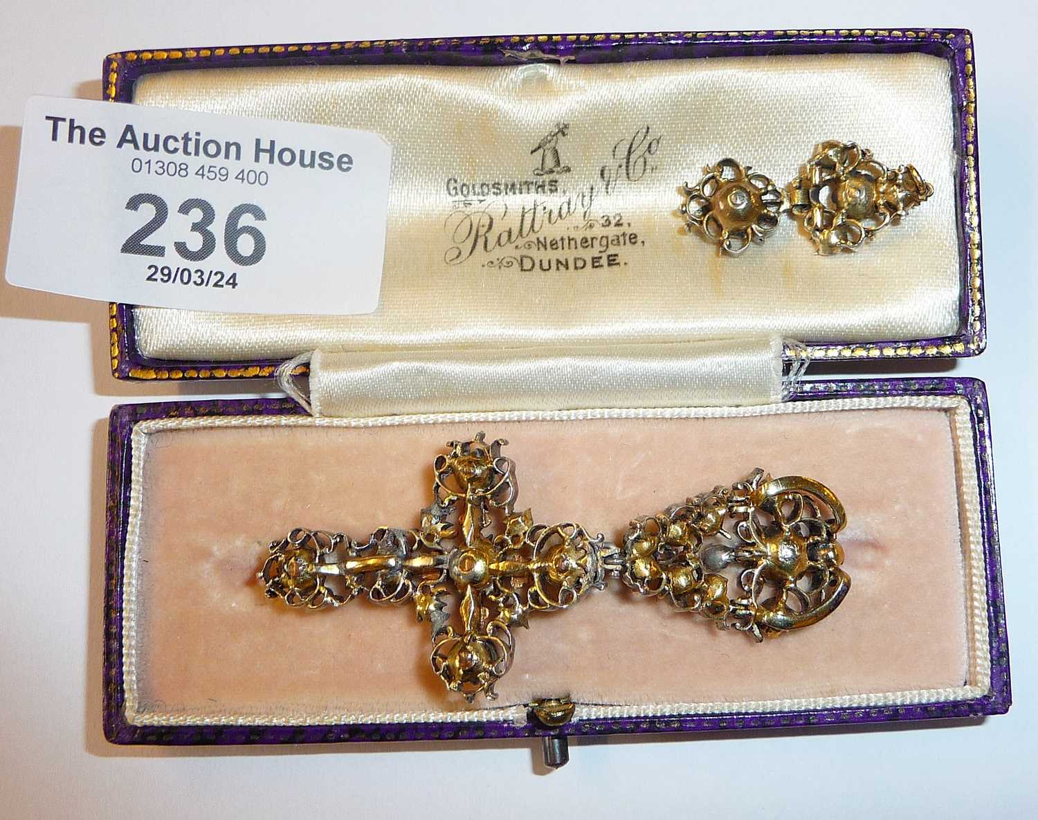Georgian crucifix pendant set with rose cut diamonds and garnets, together with another smaller - Bild 4 aus 6