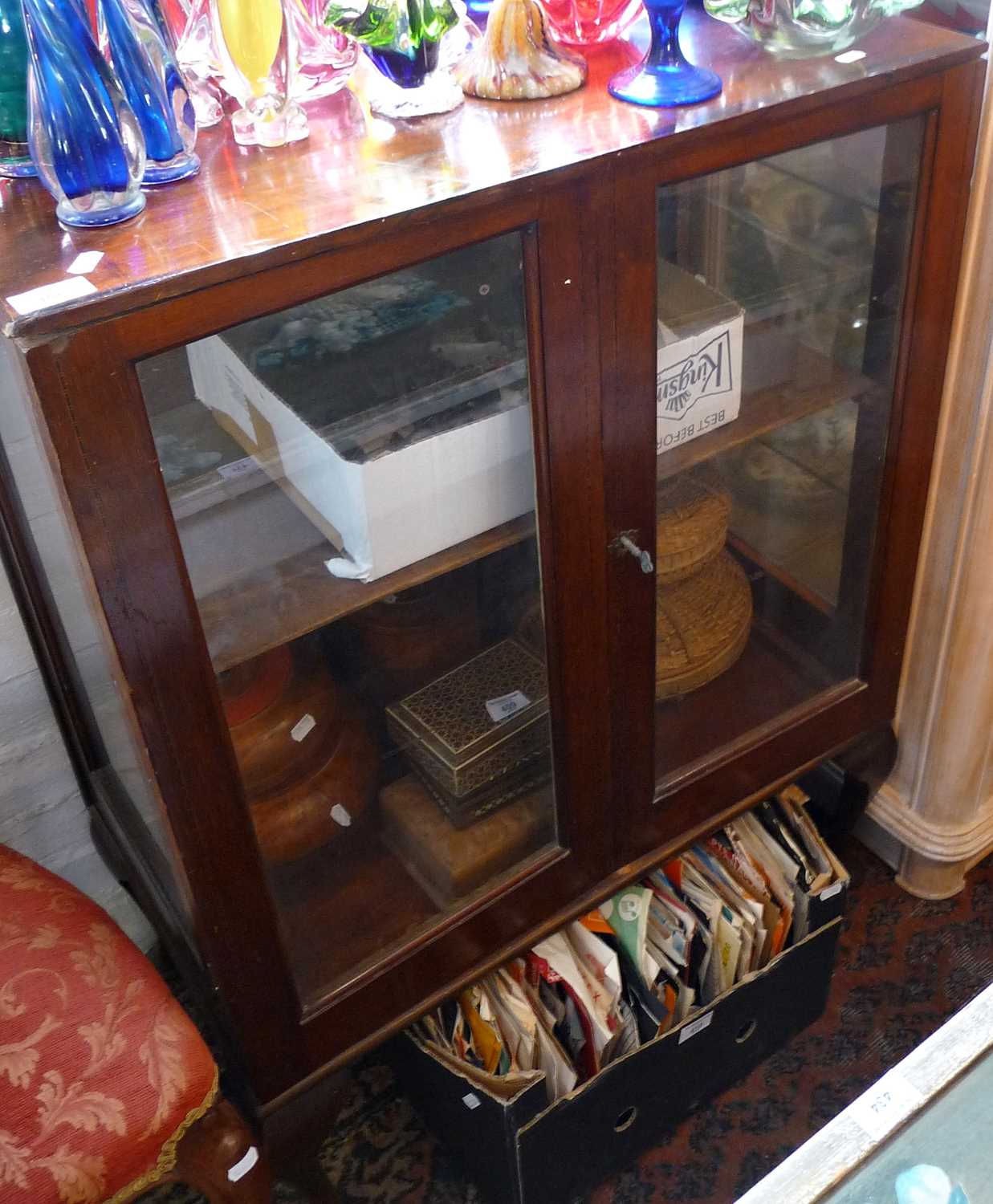 Glazed mahogany display cabinet - Image 2 of 2