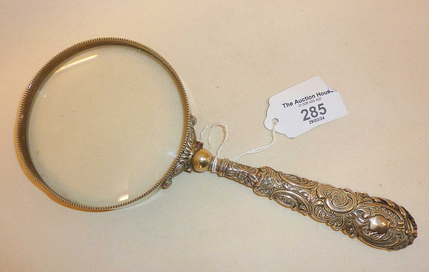 Large Victorian magnifying glass with hallmarked silver handle, approx 10cm dia - Image 4 of 4