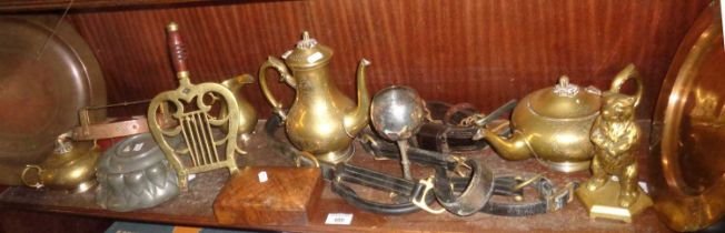 Assorted brassware & metalware inc. trivet, aspic mould, harness & trays etc