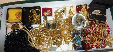 Vintage costume jewellery, earrings and brooches, etc.