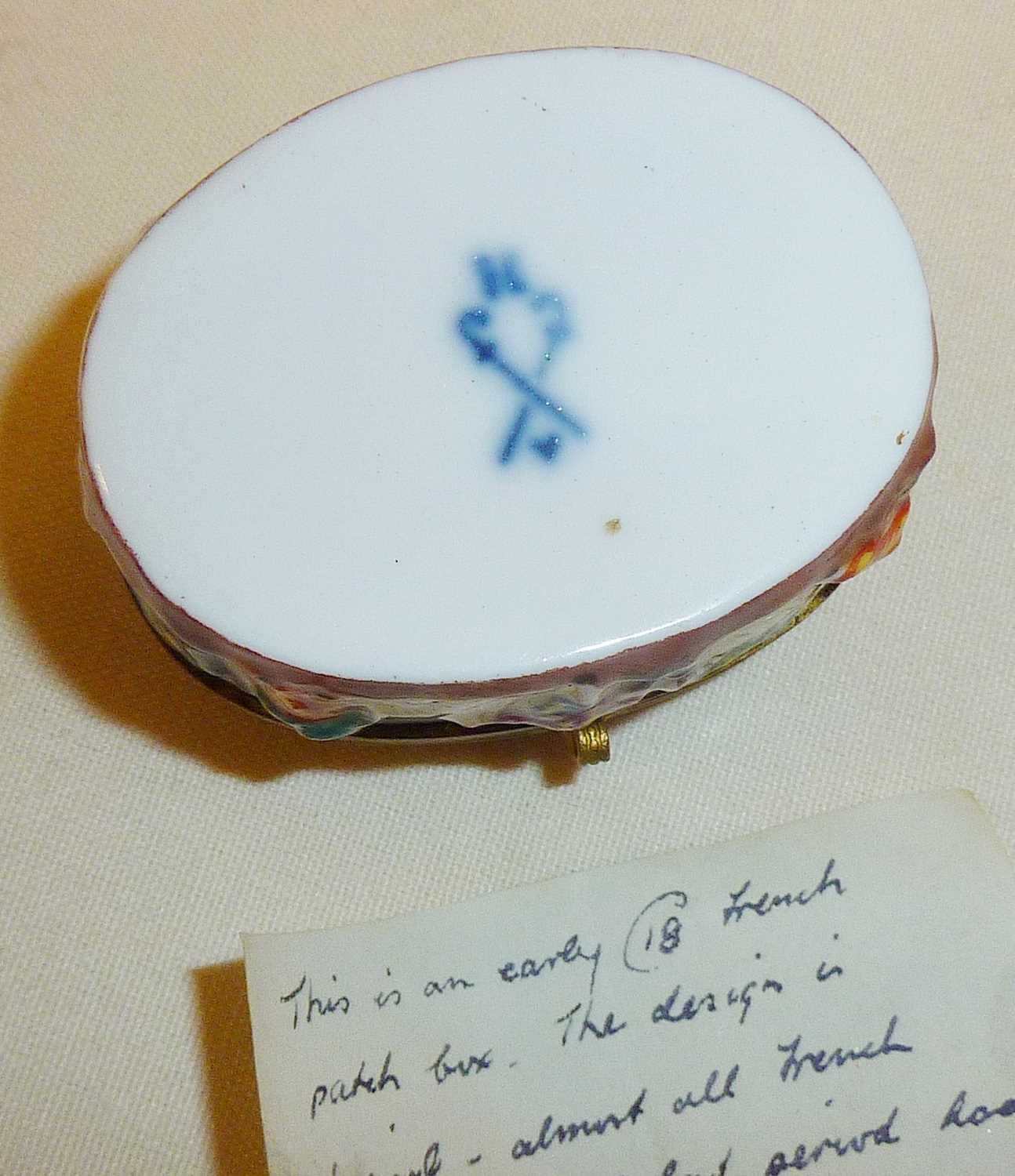 19th c. Dresden porcelain patch box with handpainted figural decoration - Image 3 of 6