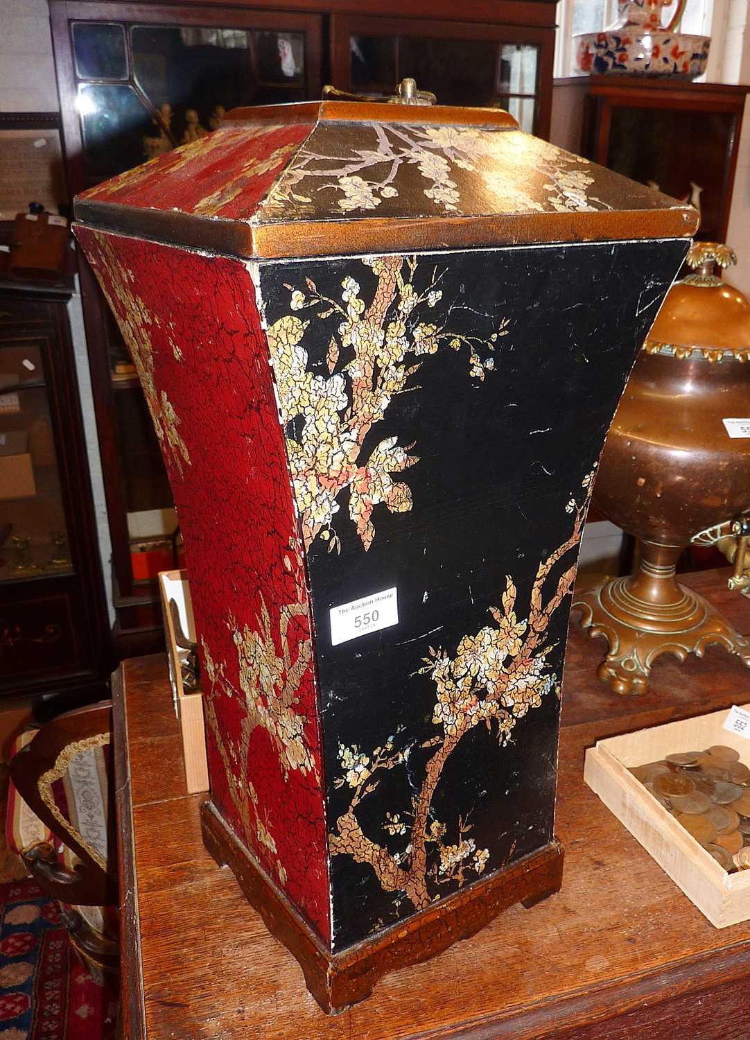 Chinoiserie decorated wooden box with lid & brass handles - Image 2 of 2