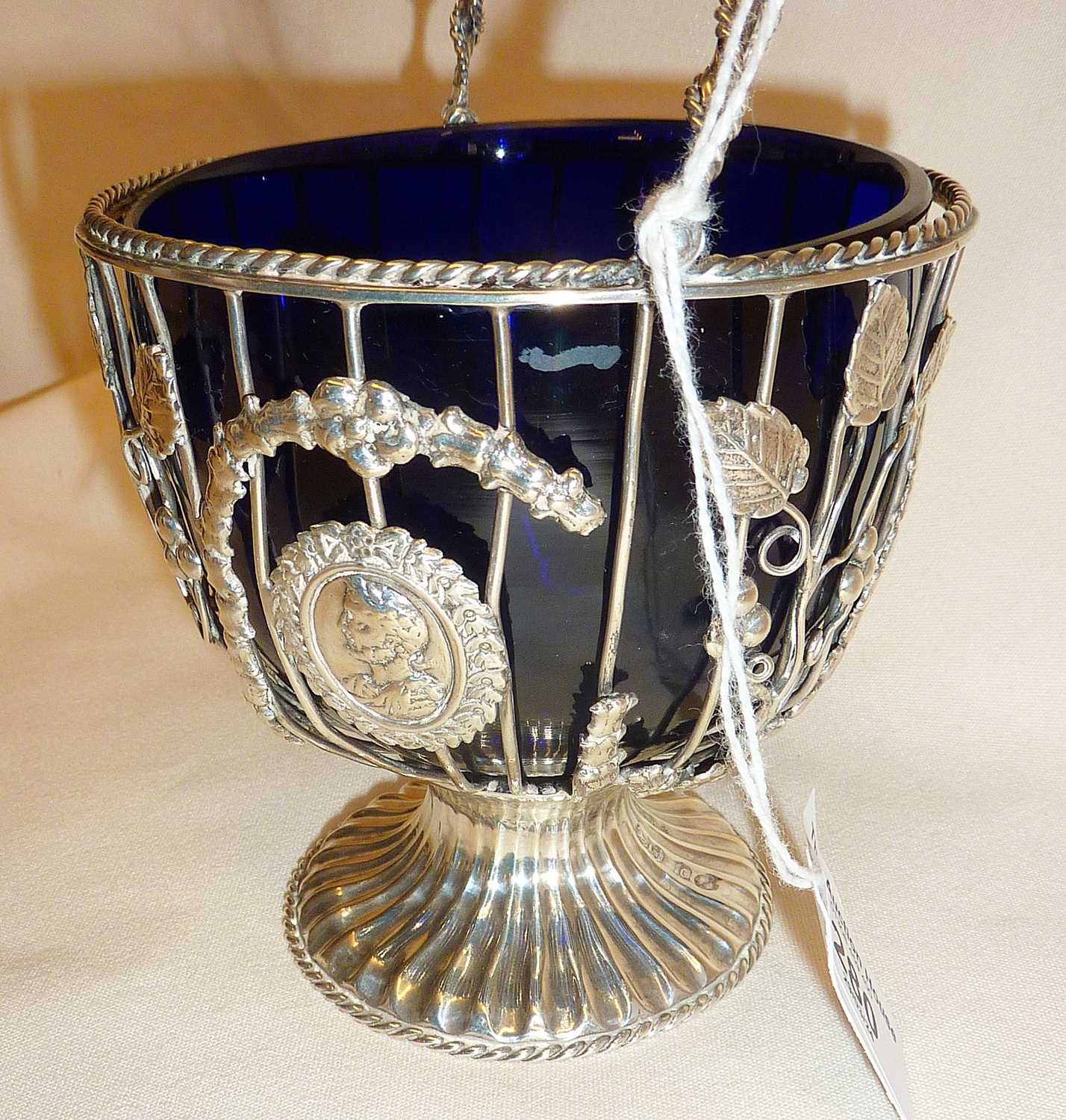 Fine Victorian silver openwork sugar or sweetmeat basket. Decorated with foliate motifs and neo- - Bild 2 aus 8