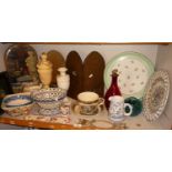 Various tin glaze pottery, painted three-fold table screen, two table lamps and glassware, etc.