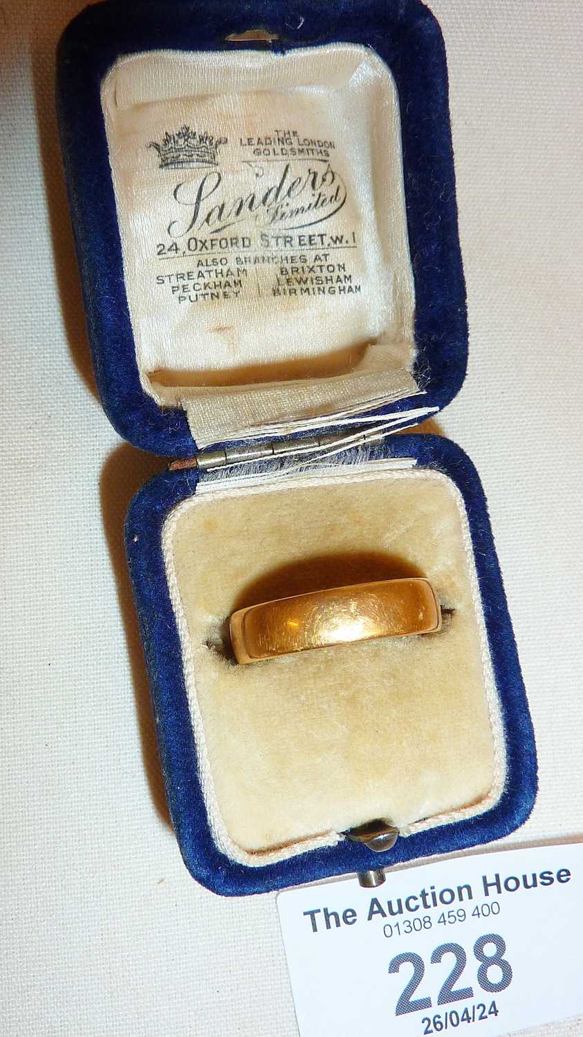 22ct gold band in antique ring box, approx UK ring size R and weight 4.5gms
