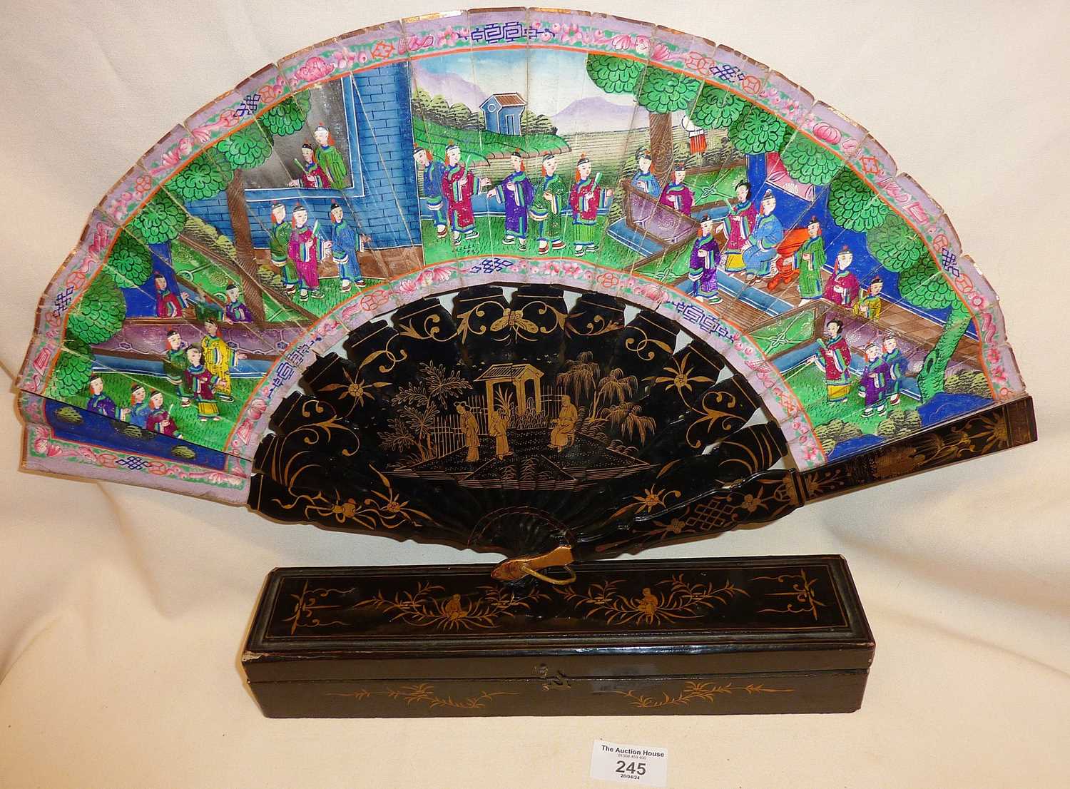 19th century hand painted and double sided Canton fan with fitted lacquered case (case approx - Image 3 of 10