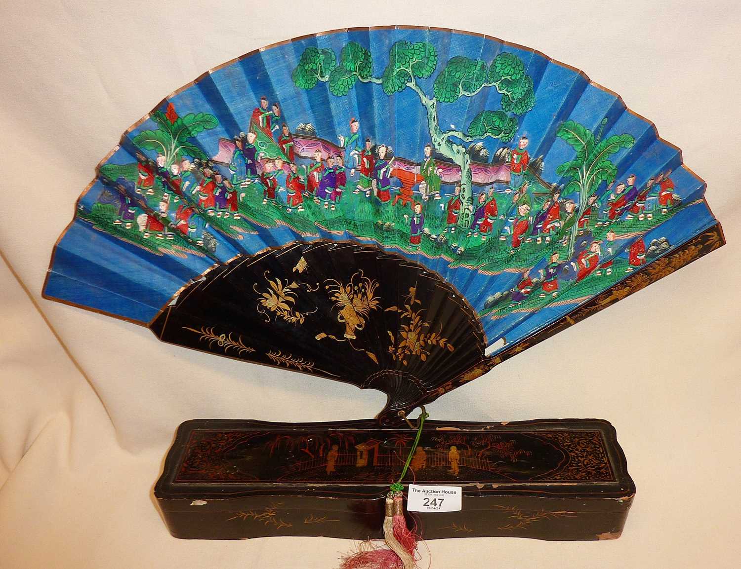 19th century hand painted and double-sided Canton fan with fitted lacquered case (approx 35.5cms