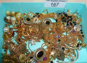 Yellow metal and gold tone costume jewellery earrings, etc.