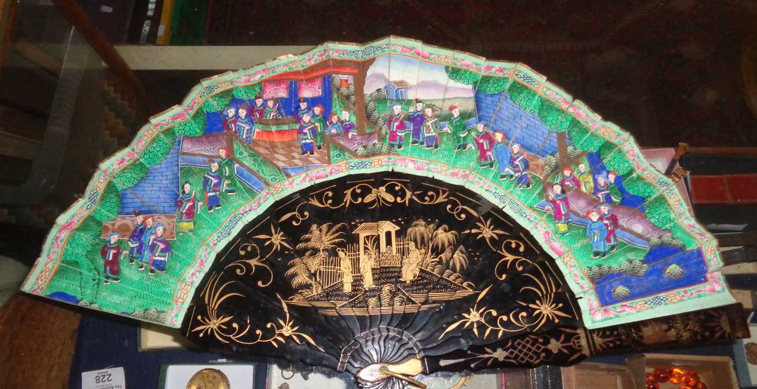 19th century hand painted and double sided Canton fan with fitted lacquered case (case approx - Image 6 of 10