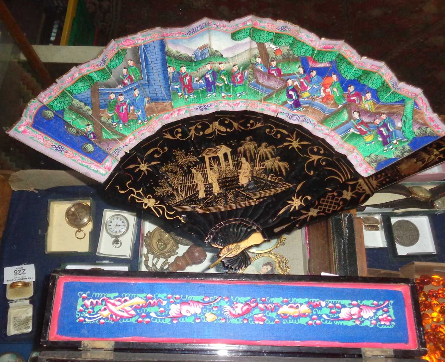 19th century hand painted and double sided Canton fan with fitted lacquered case (case approx - Image 5 of 10